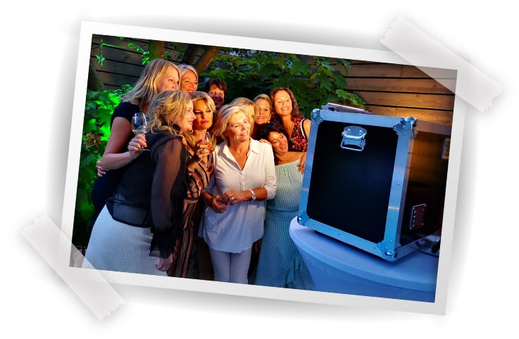 photobooth huren in reuver voor bruiloft of personeelsfeest fotozuil fotohokje (8)